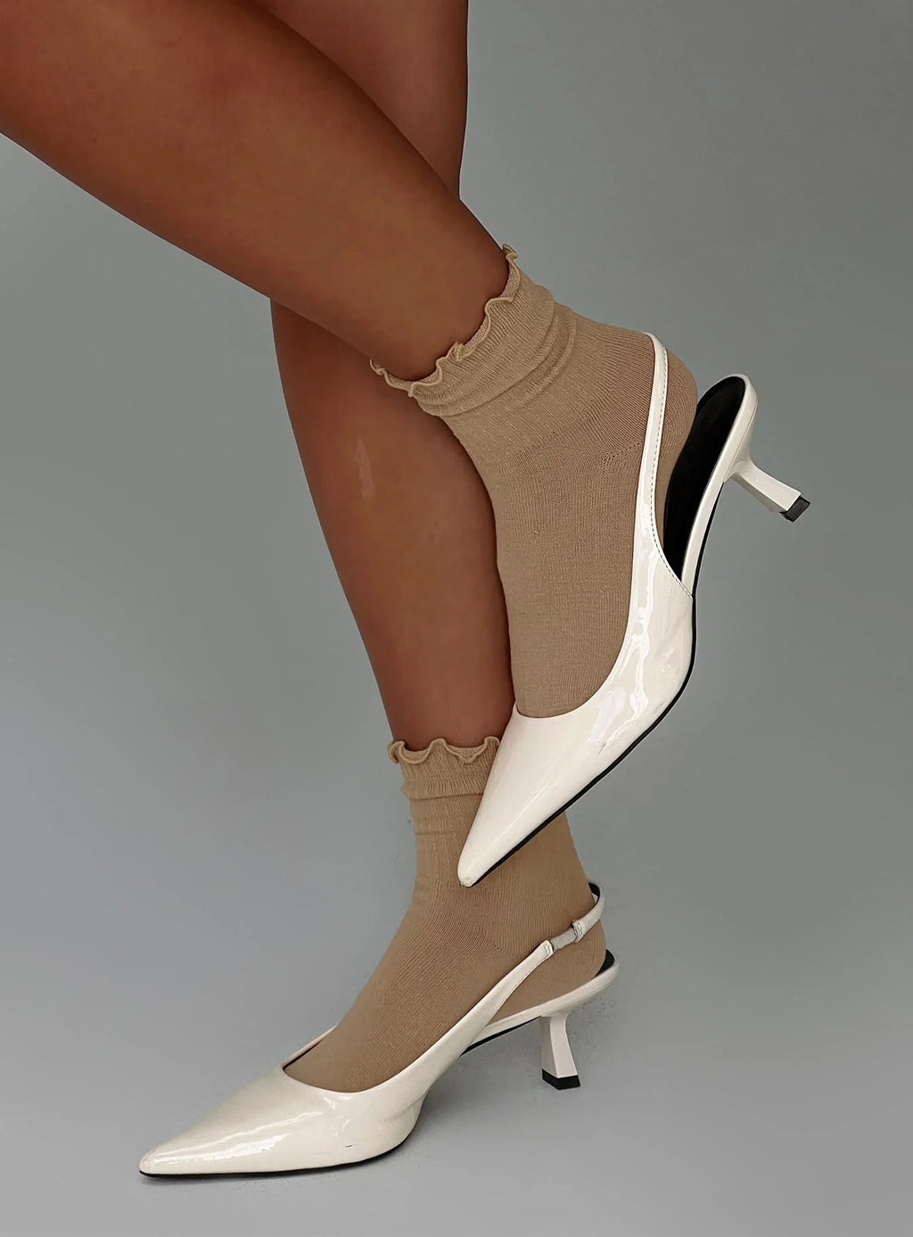 Comes And Goes Frill Socks Beige